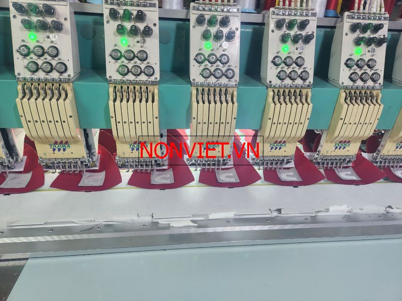 Dàn máy thêu logo lên nón hàng loạt
